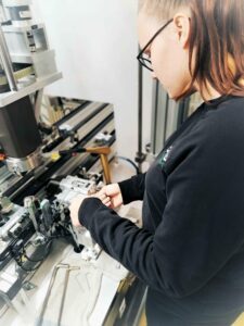Industriemechanikerin bei der Arbeit